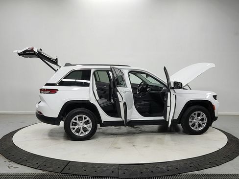 Used 2023 Jeep Grand Cherokee Limited AWD/4WD image 16