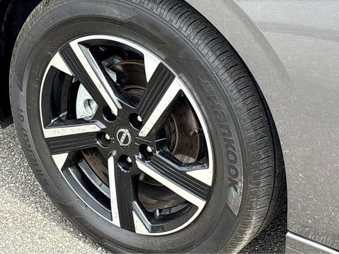 Used 2025 Nissan Sentra SV FWD image 17