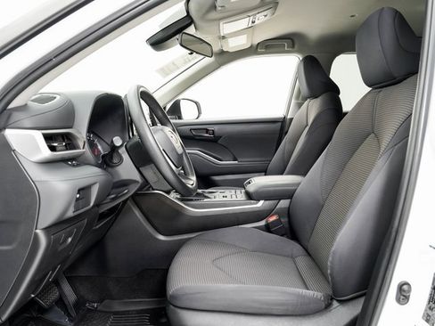 Used 2022 Toyota Highlander L image 6