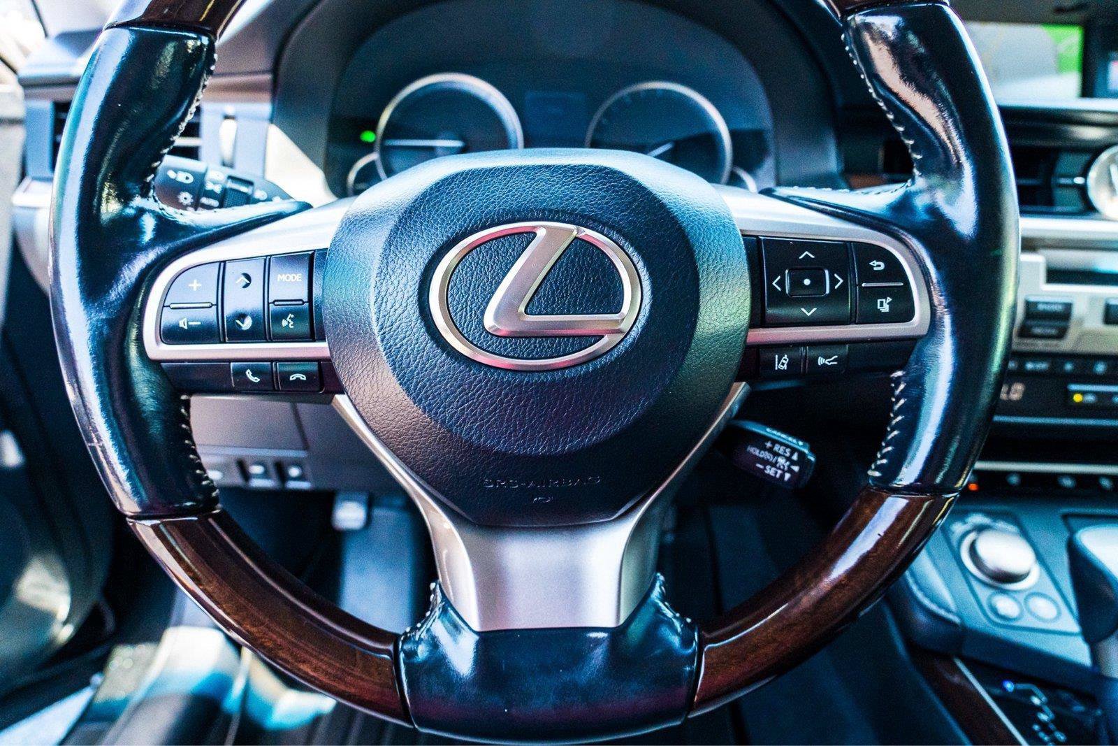 Used 2017 Lexus ES 300h w/ Luxury Package FWD image 12