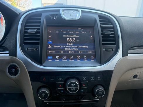 Used 2014 Chrysler 300 w/ Driver Convenience Group image 20