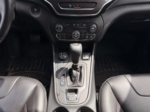Used 2020 Jeep Cherokee Trailhawk w/ Cold Weather Group AWD/4WD image 18