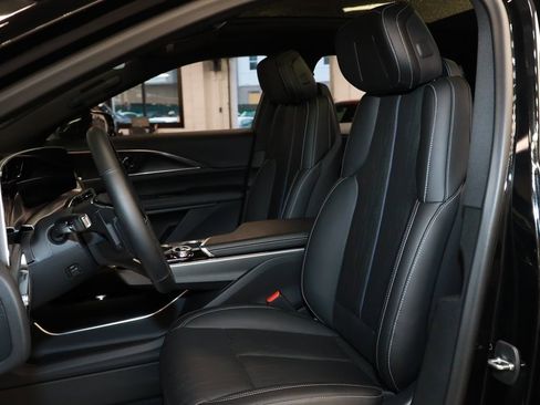 Used 2024 Cadillac Lyriq Luxury image 11