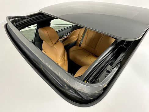 Used 2019 BMW 750i w/ Executive Package RWD image 22