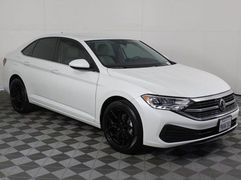 Used 2024 Volkswagen Jetta SE image 3