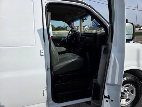 Used 2019 Chevrolet Express 2500 Extended image 14