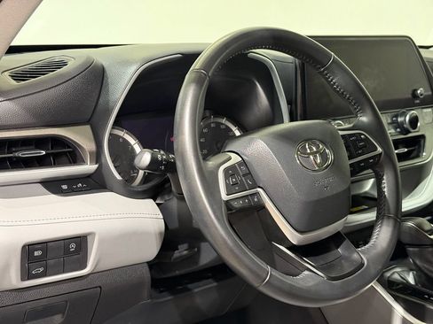 Used 2023 Toyota Highlander XLE AWD/4WD image 17