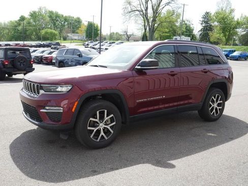 Used 2025 Jeep Grand Cherokee Limited w/ Luxury Tech Group II AWD/4WD image 9