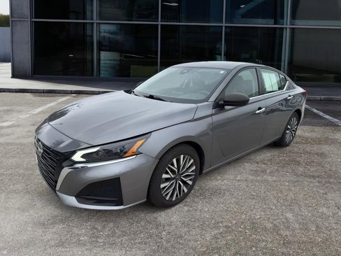 Used 2024 Nissan Altima 2.5 SV image 3