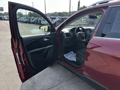 Used 2019 Jeep Cherokee Latitude w/ Popular Appearance Group AWD/4WD image 15