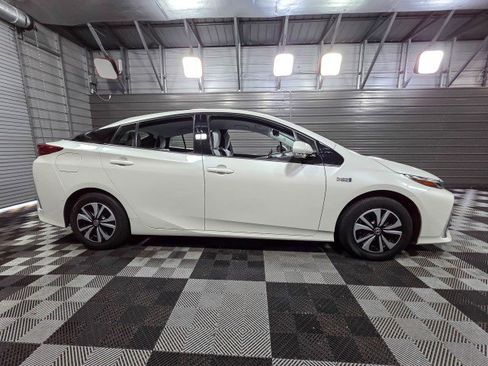 Used 2018 Toyota Prius Prime Advanced image 9