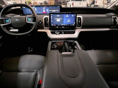 Certified 2025 Ford Expedition Active image 14