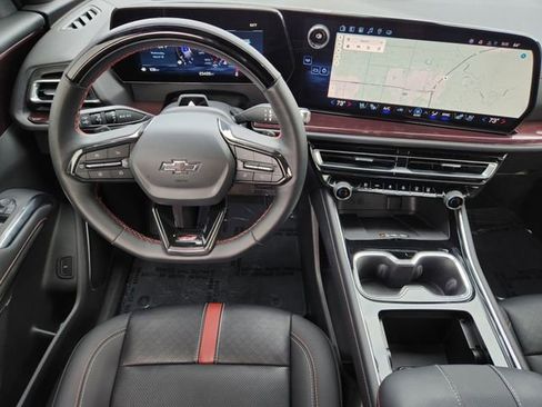 Used 2025 Chevrolet Traverse RS image 29