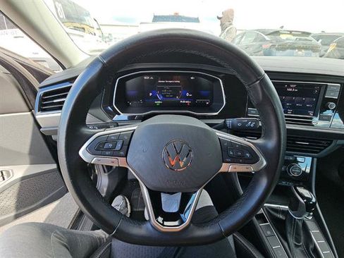 Used 2024 Volkswagen Jetta SE FWD image 6