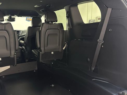 Used 2026 Chrysler Pacifica Select FWD image 14