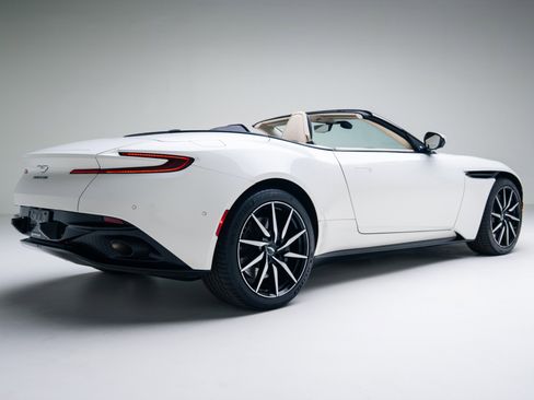Used 2020 Aston Martin DB11 Volante image 24