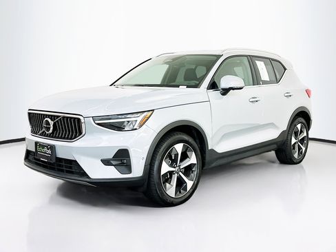 Used 2025 Volvo XC40 B5 Plus image 3