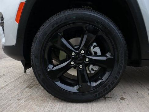 New 2025 Jeep Grand Cherokee Altitude image 23