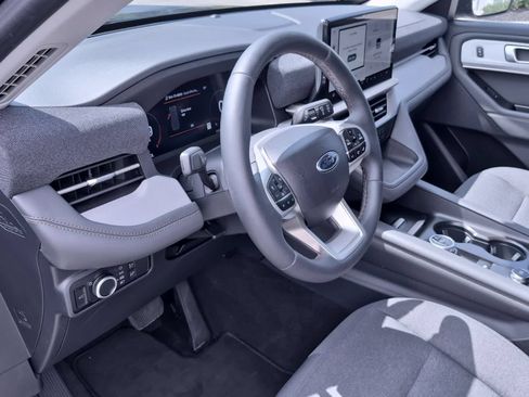 Used 2025 Ford Explorer Active AWD/4WD image 10