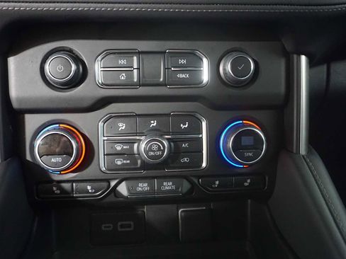 Used 2024 Chevrolet Suburban LT image 28