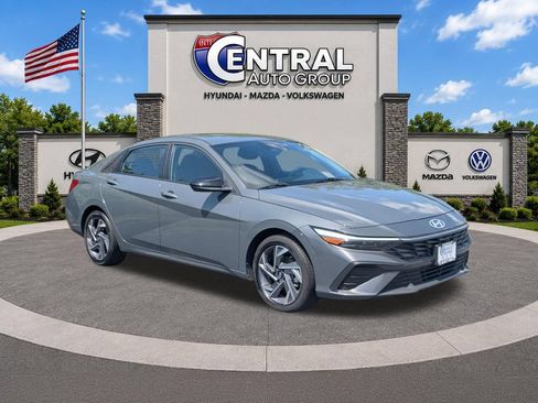 Certified 2025 Hyundai Elantra Sport FWD image 1