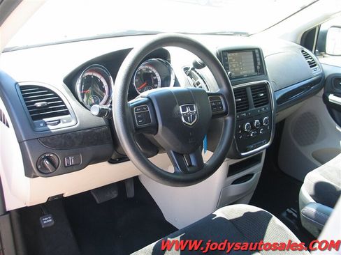 Used 2018 Dodge Grand Caravan SE w/ UConnect Hands-Free Group FWD image 2