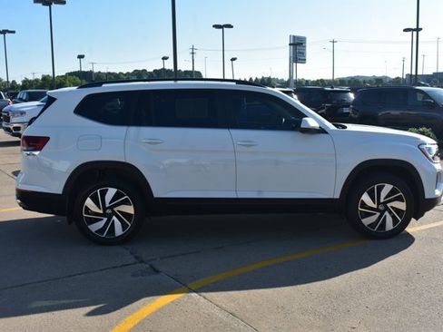 Used 2025 Volkswagen Atlas SE w/ Panoramic Sunroof Package FWD image 4