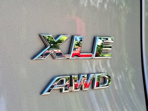 Used 2022 Toyota RAV4 XLE AWD/4WD image 32