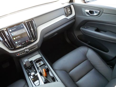 Used 2025 Volvo XC60 B5 Plus image 11