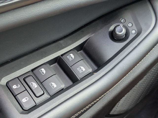 Used 2025 Jeep Grand Cherokee Altitude AWD/4WD image 24
