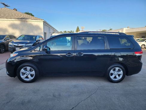 Used 2013 Toyota Sienna LE FWD image 2