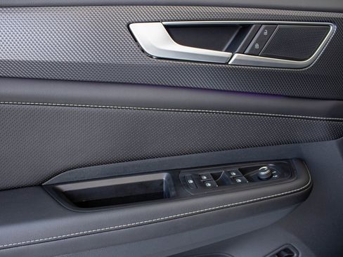 New 2025 Volkswagen Atlas Cross Sport SEL R-Line image 31