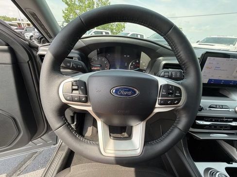 Used 2024 Ford Explorer XLT AWD/4WD image 30