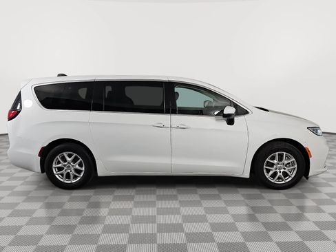 Used 2023 Chrysler Pacifica Touring-L FWD image 9