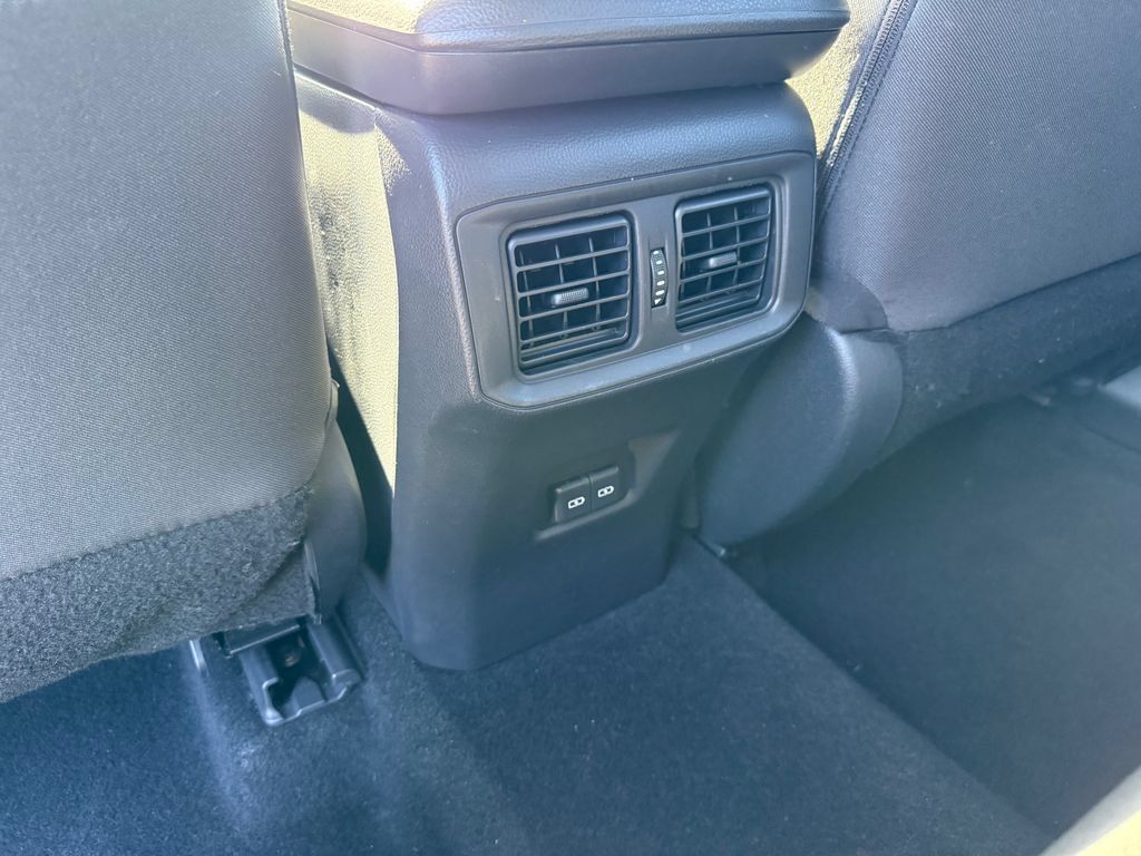 Used 2025 Toyota RAV4 XLE FWD image 31