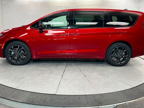 New 2026 Chrysler Pacifica Select image 2