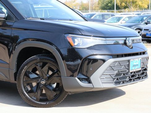 New 2026 Volkswagen Taos SE FWD image 2