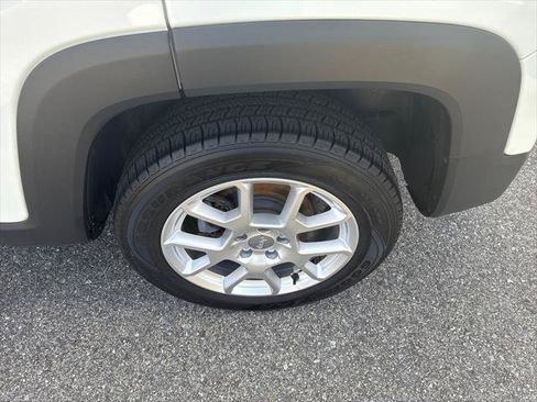 Used 2020 Jeep Renegade Latitude w/ Cold Weather Group AWD/4WD image 9