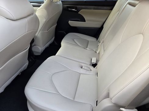 Used 2023 Toyota Highlander Limited FWD image 24