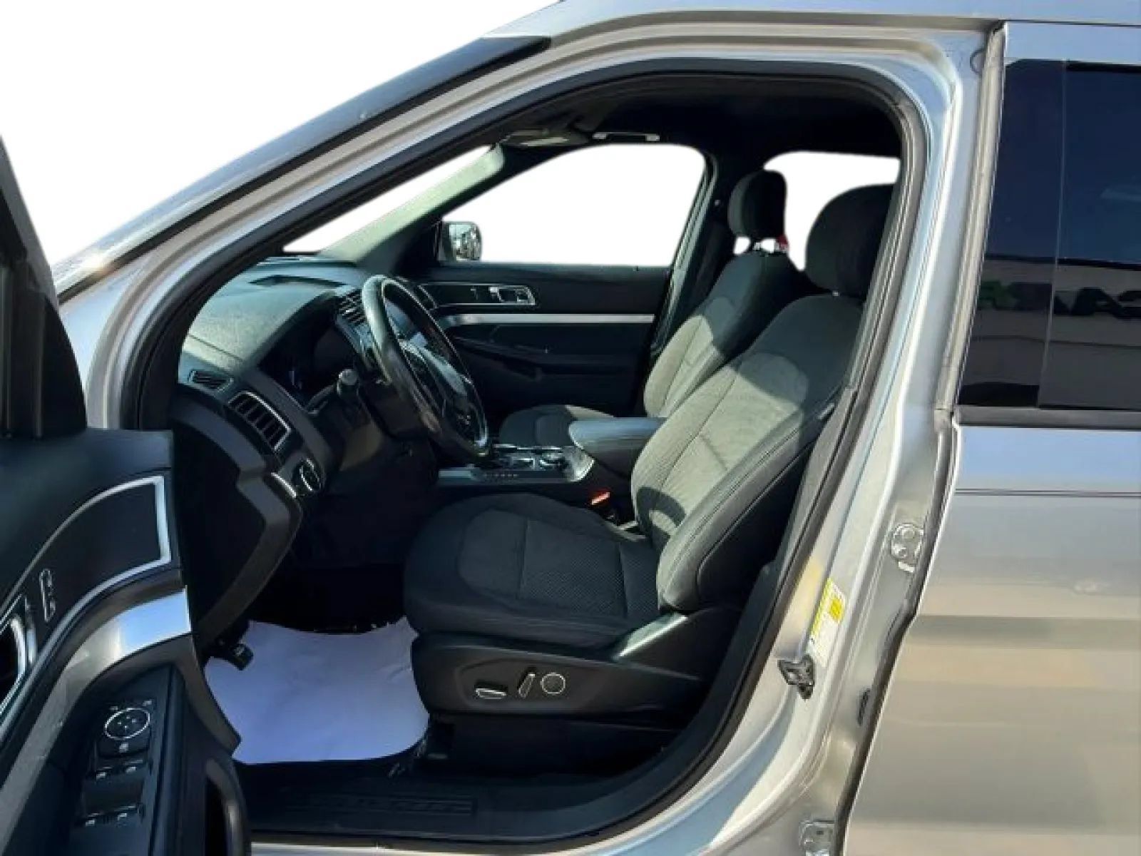 Used 2017 Ford Explorer XLT AWD/4WD image 11