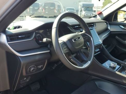 Certified 2024 Jeep Grand Cherokee Altitude image 9