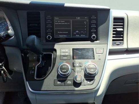 Used 2020 Toyota Sienna L FWD image 18