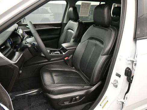 Used 2023 Jeep Grand Cherokee Limited w/ Black Appearance Package AWD/4WD image 22