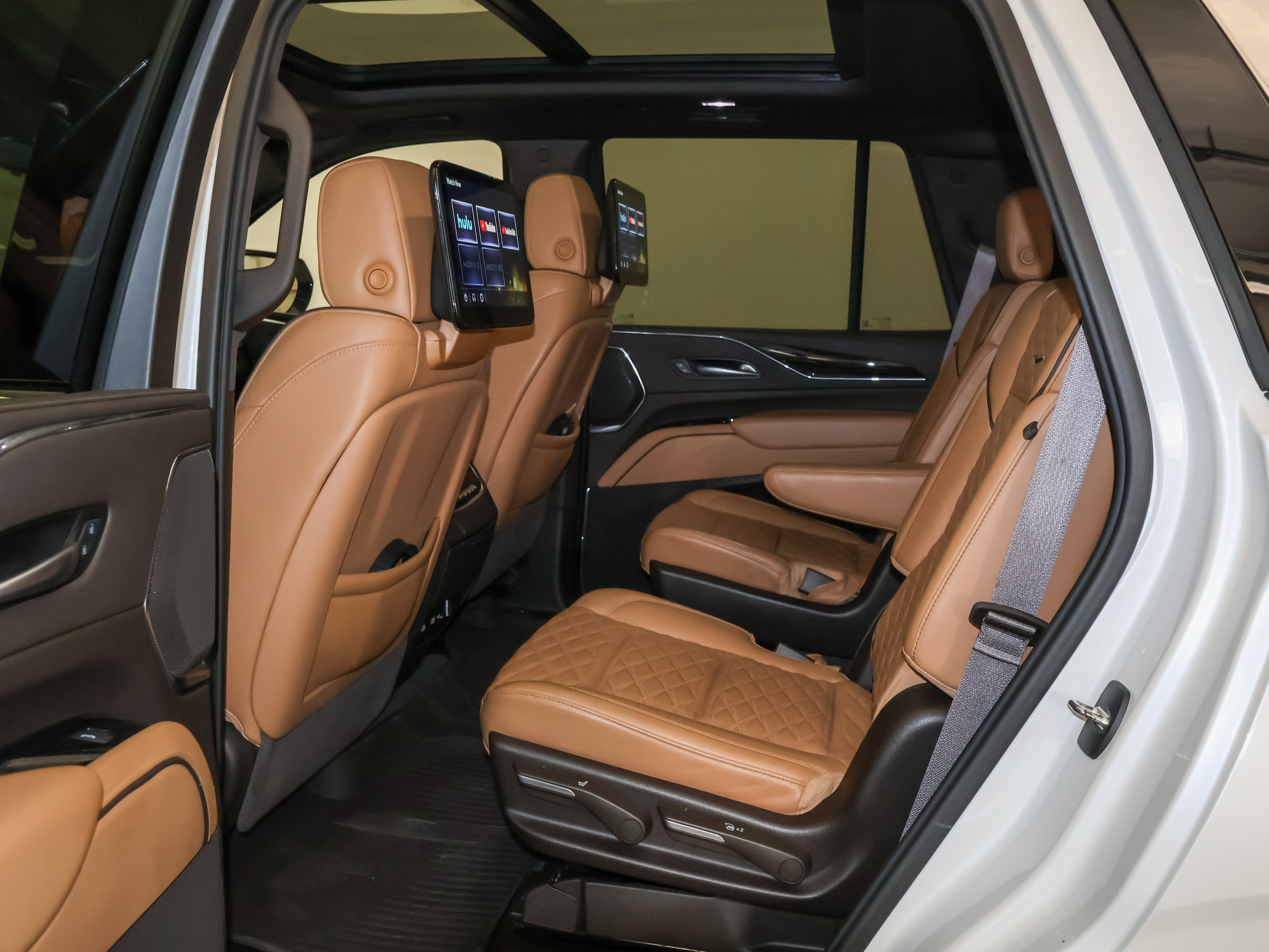 Used 2024 Cadillac Escalade Premium Luxury w/ Performance Package AWD/4WD image 22