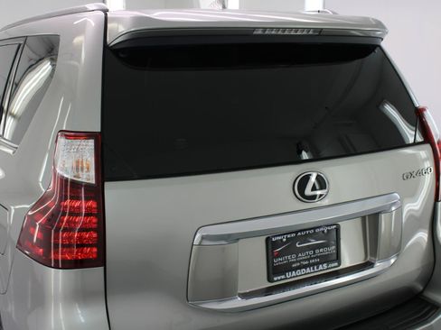 Used 2022 Lexus GX 460 Premium w/ Accessory Package AWD/4WD image 18