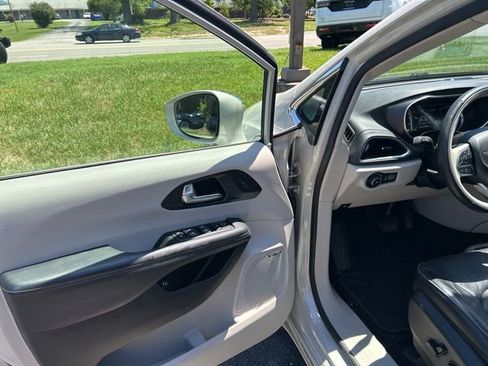 Used 2020 Chrysler Pacifica Limited w/ Advanced Safetytec Group FWD image 16