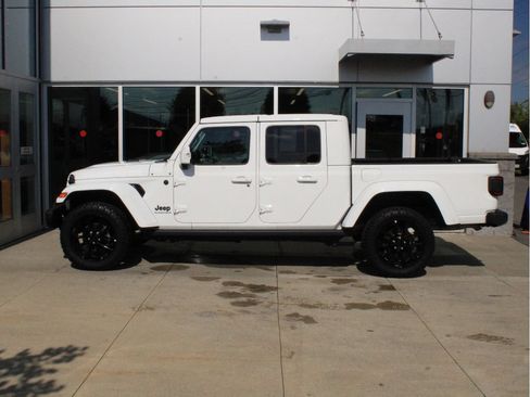 Certified 2023 Jeep Gladiator Overland AWD/4WD image 5