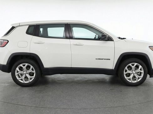 Used 2025 Jeep Compass Latitude image 11