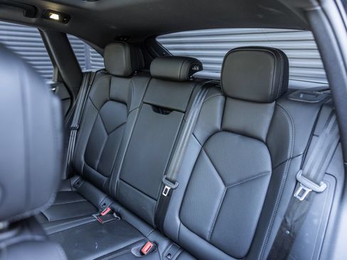 Used 2026 Porsche Macan AWD/4WD image 18