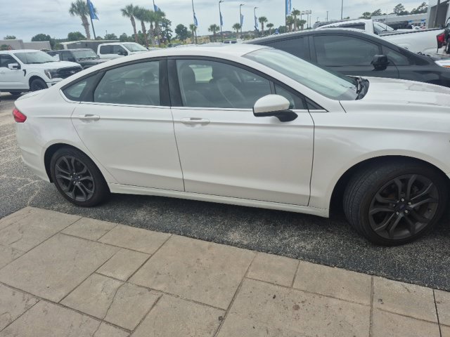 Used 2018 Ford Fusion SE w/ Equipment Group 201A FWD image 2
